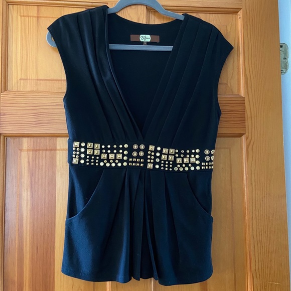 Black v-neck with studded waistline - Picture 1 of 3